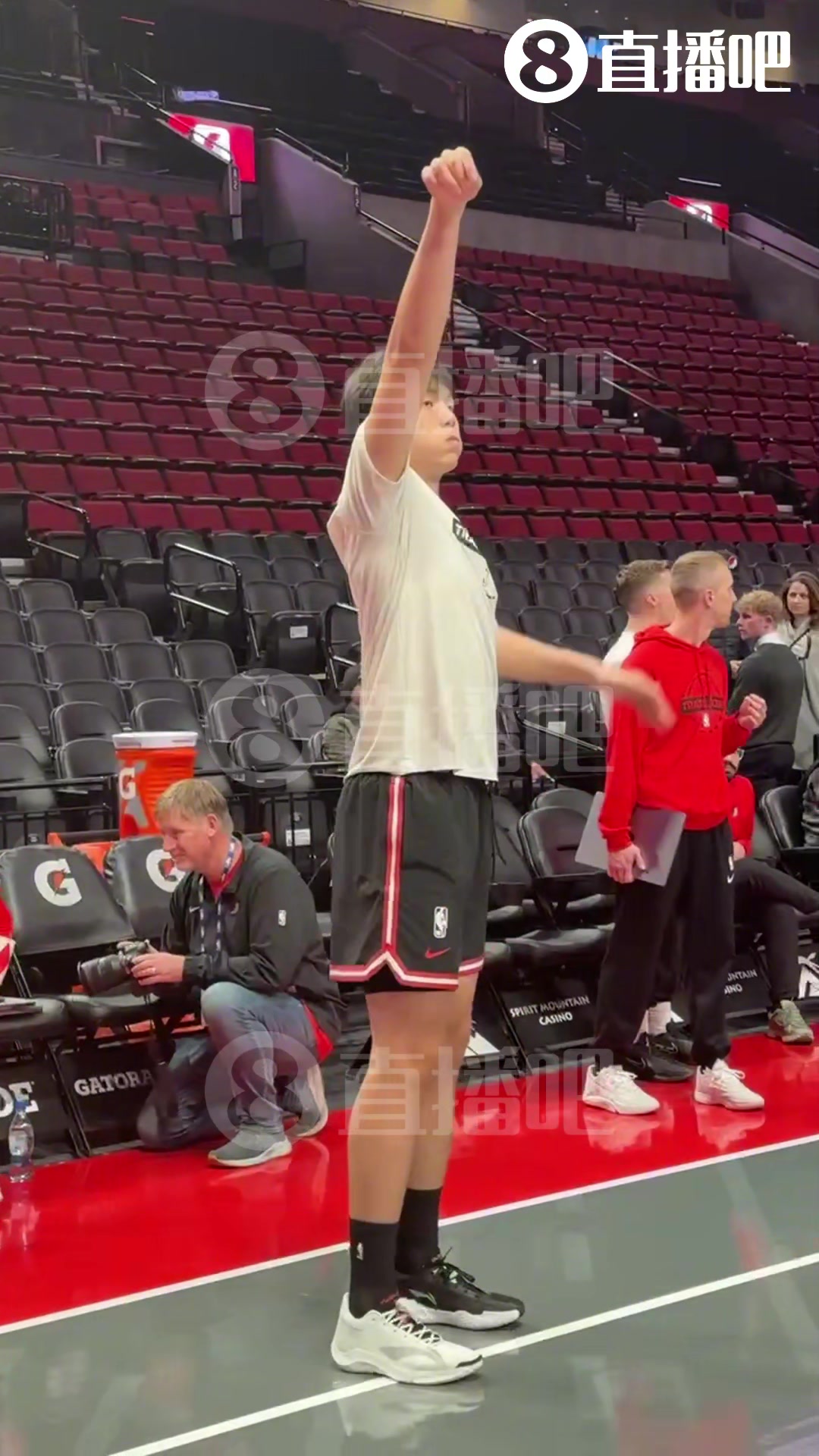 心态不错啊！杨瀚森练习三分，投着投着突然自己就笑了！