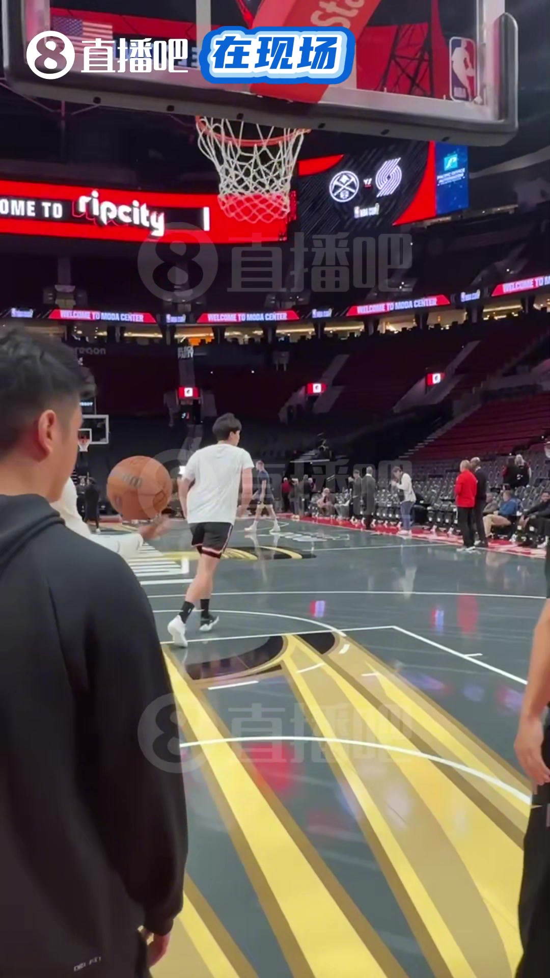 面对自己的偶像!杨瀚森练习篮下终结,远端的约基奇正在训练三分!