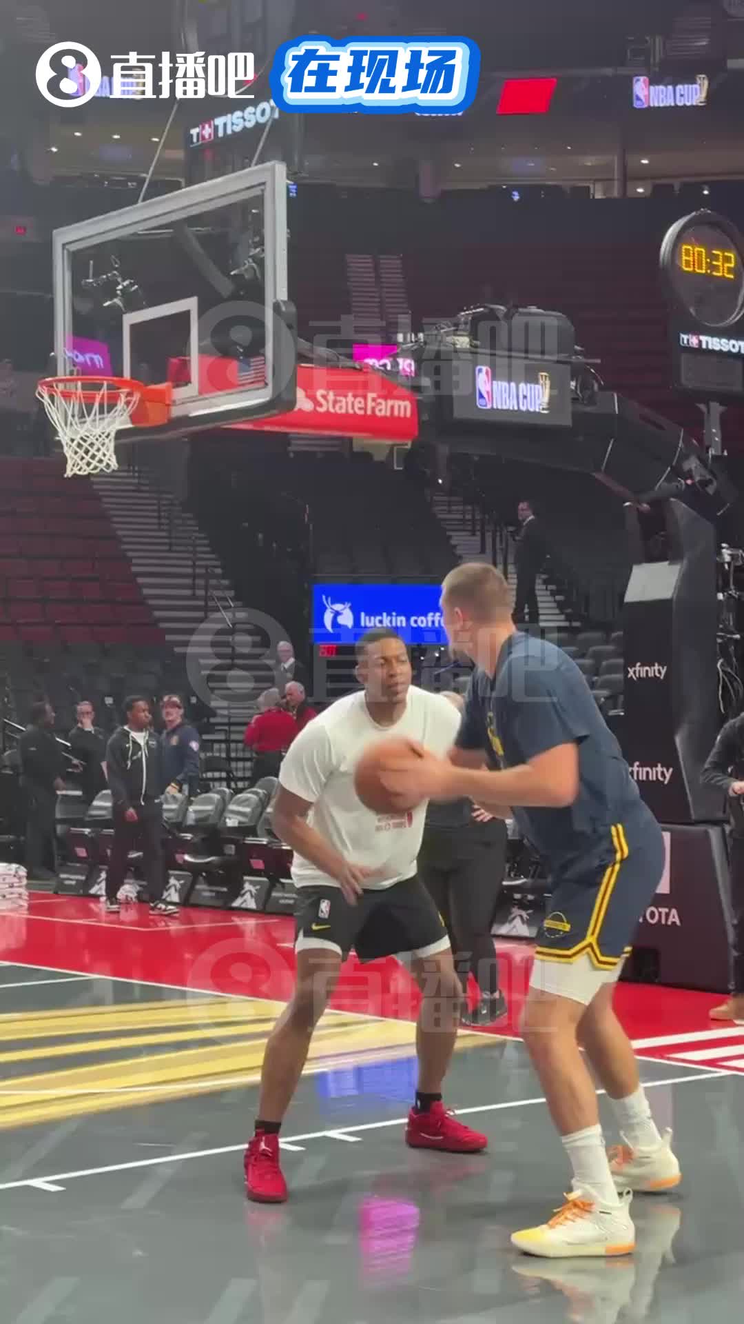 这技术真细腻！仔细观察小杨的偶像约基奇热身，也太丝滑了