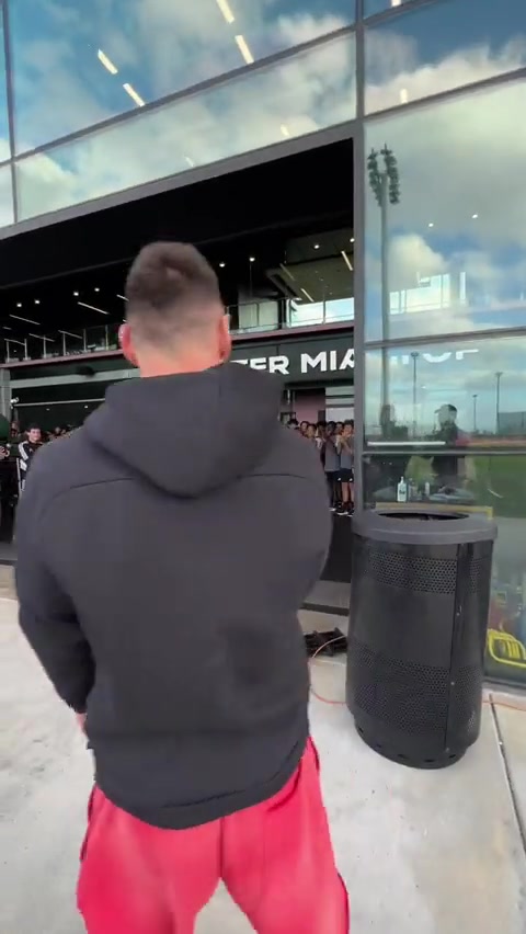 梅西带着第八座金球奖造访青训营，为年轻男孩们带来梦想