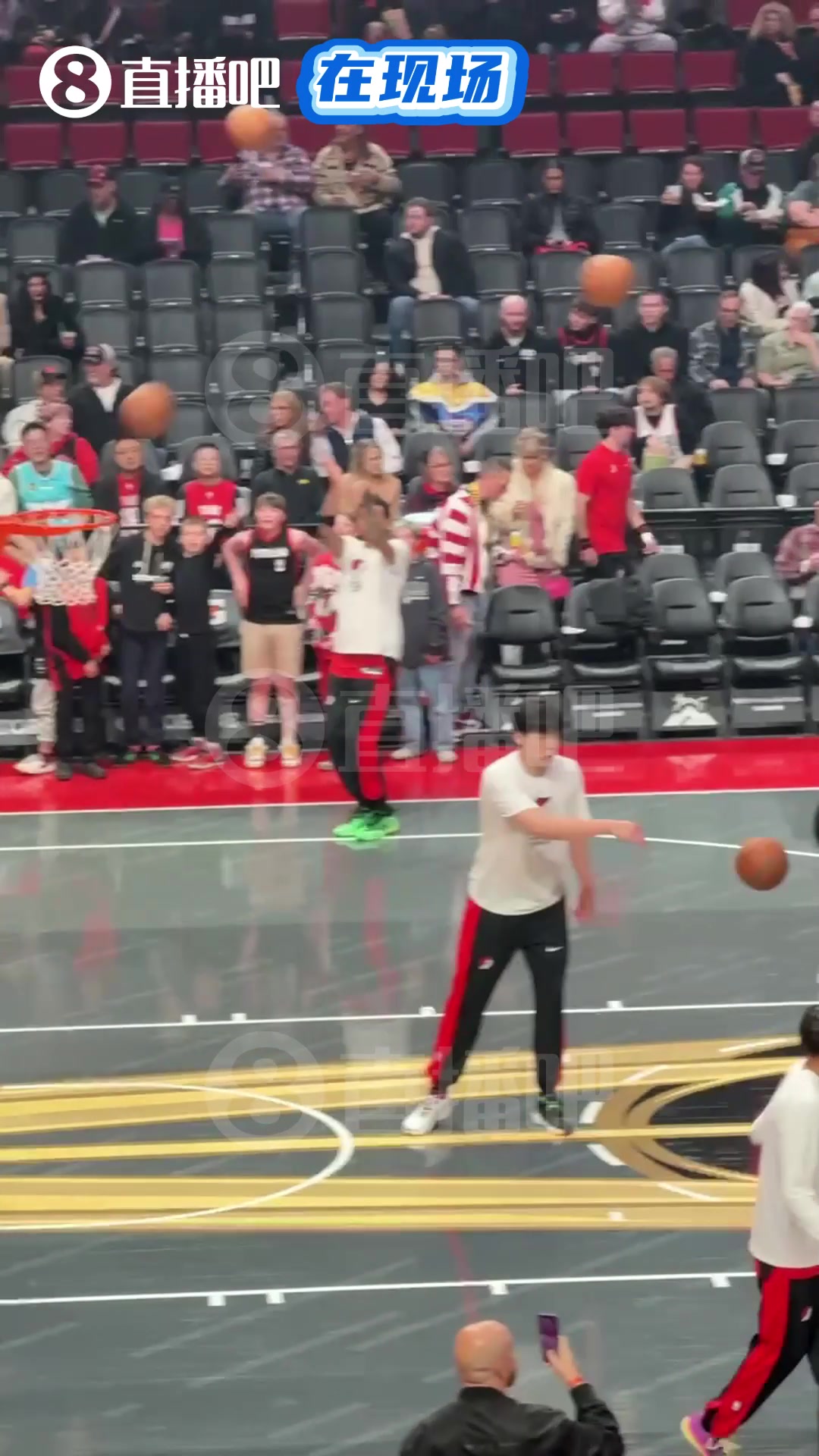 杨瀚森赛前热身完，积极给主力们喂球~可惜今天没什么上场机会！