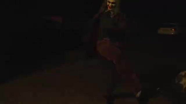 曼彻斯特变哥谭?哈兰德万圣节化妆成小丑入侵街头!路人的反应?