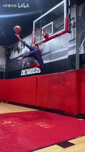 你真成超人了？霍华德：这扣篮有创意！