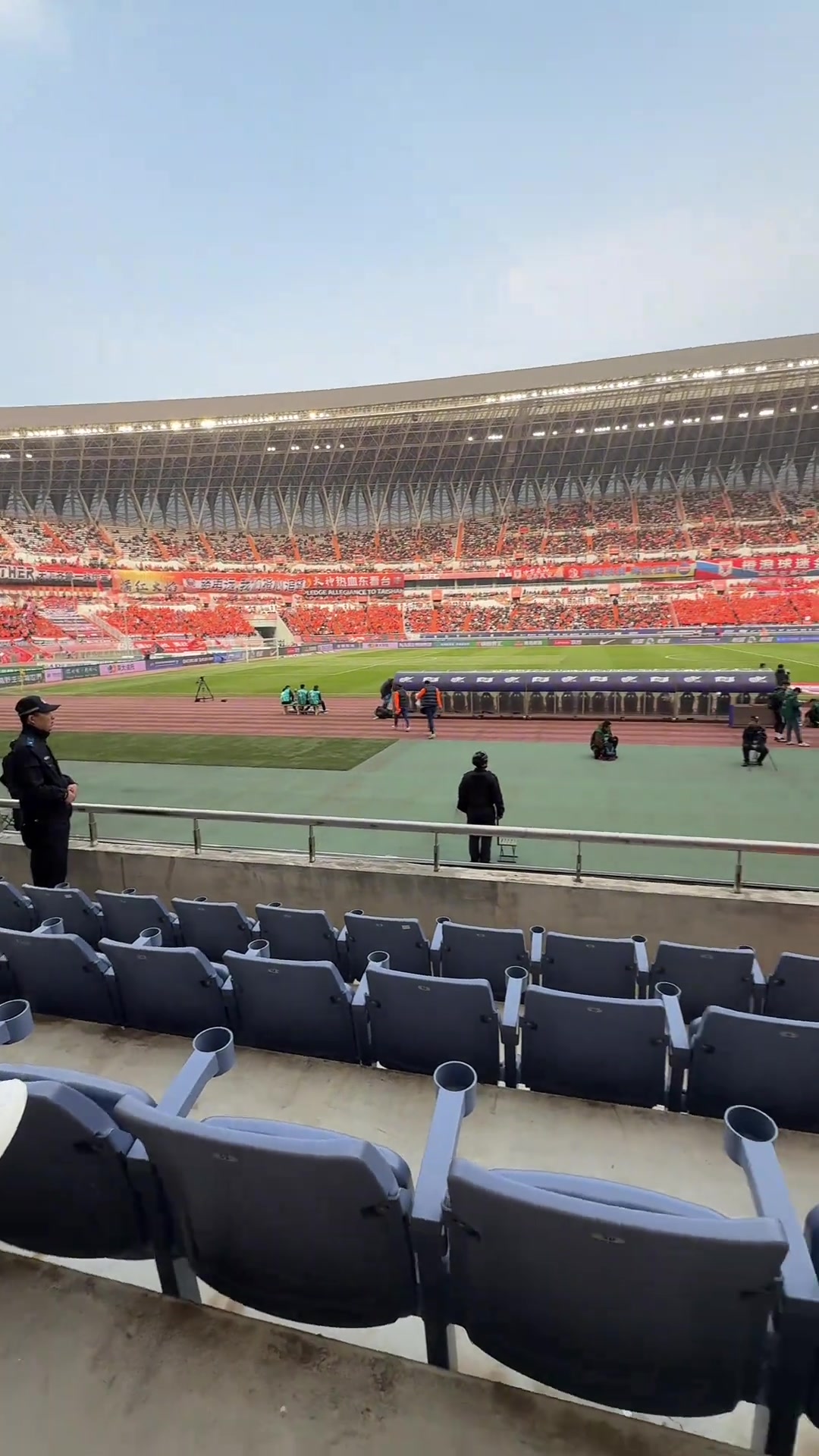 阿姨好啊!泰山美女球迷雷姨风姿绰约,今天我们都是泰山球迷