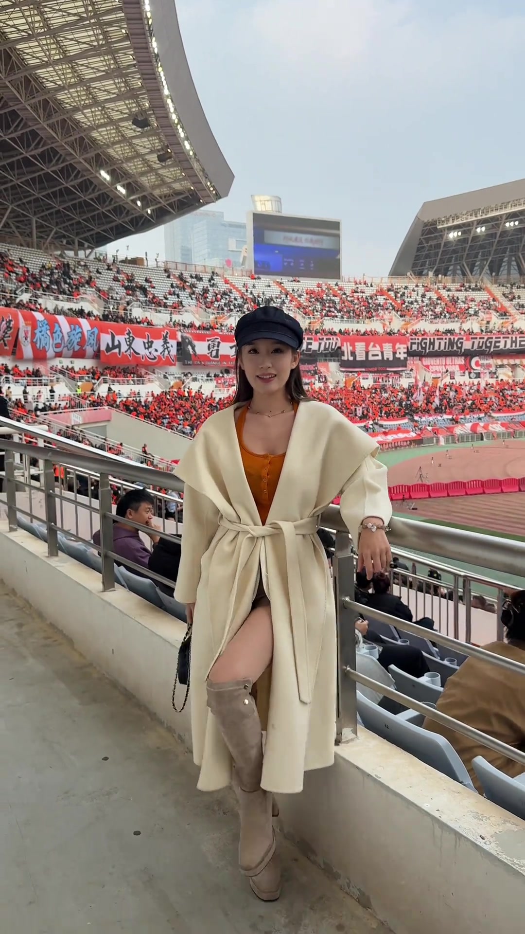 阿姨好啊!泰山美女球迷雷姨风姿绰约,今天我们都是泰山球迷