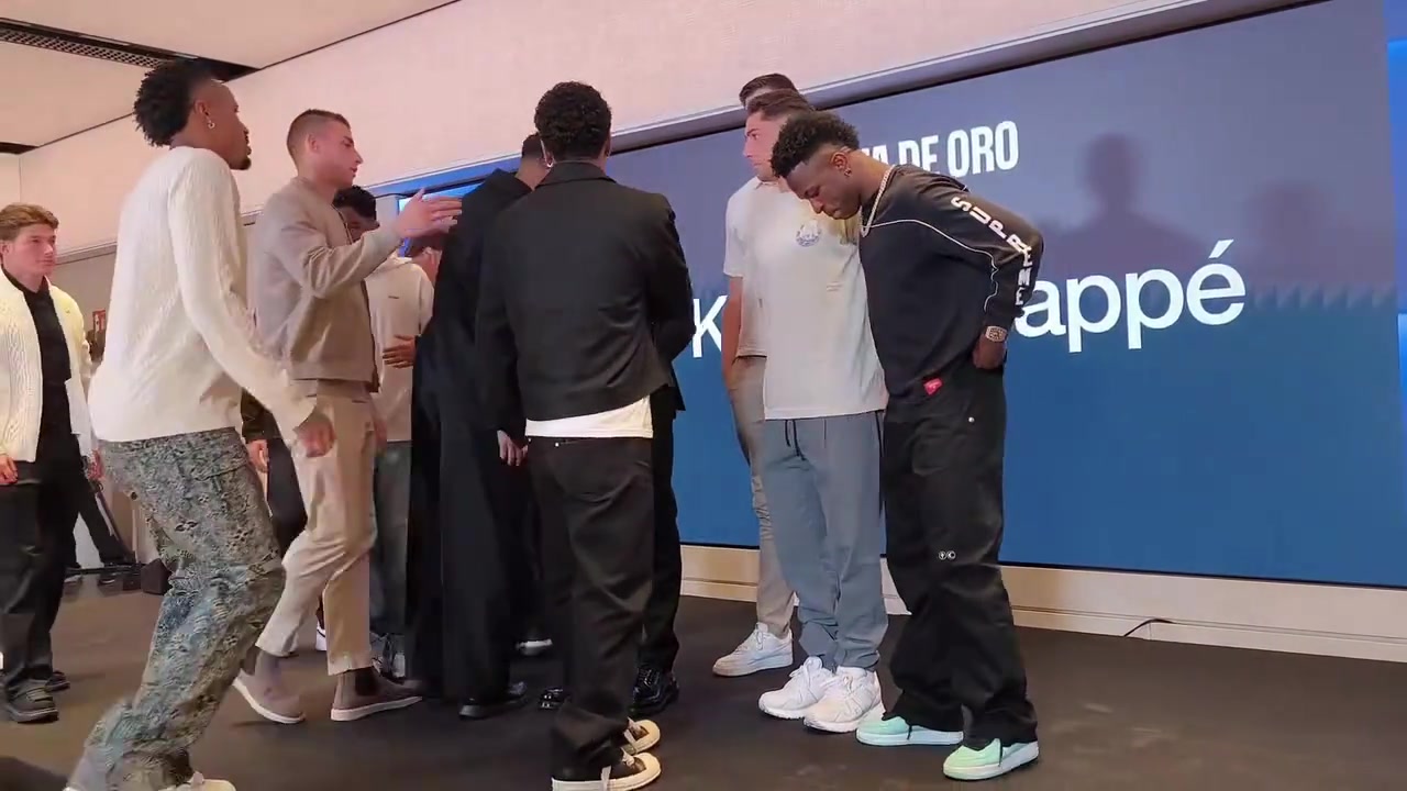 团结!皇马全员到场祝贺姆巴佩加冕欧洲金靴