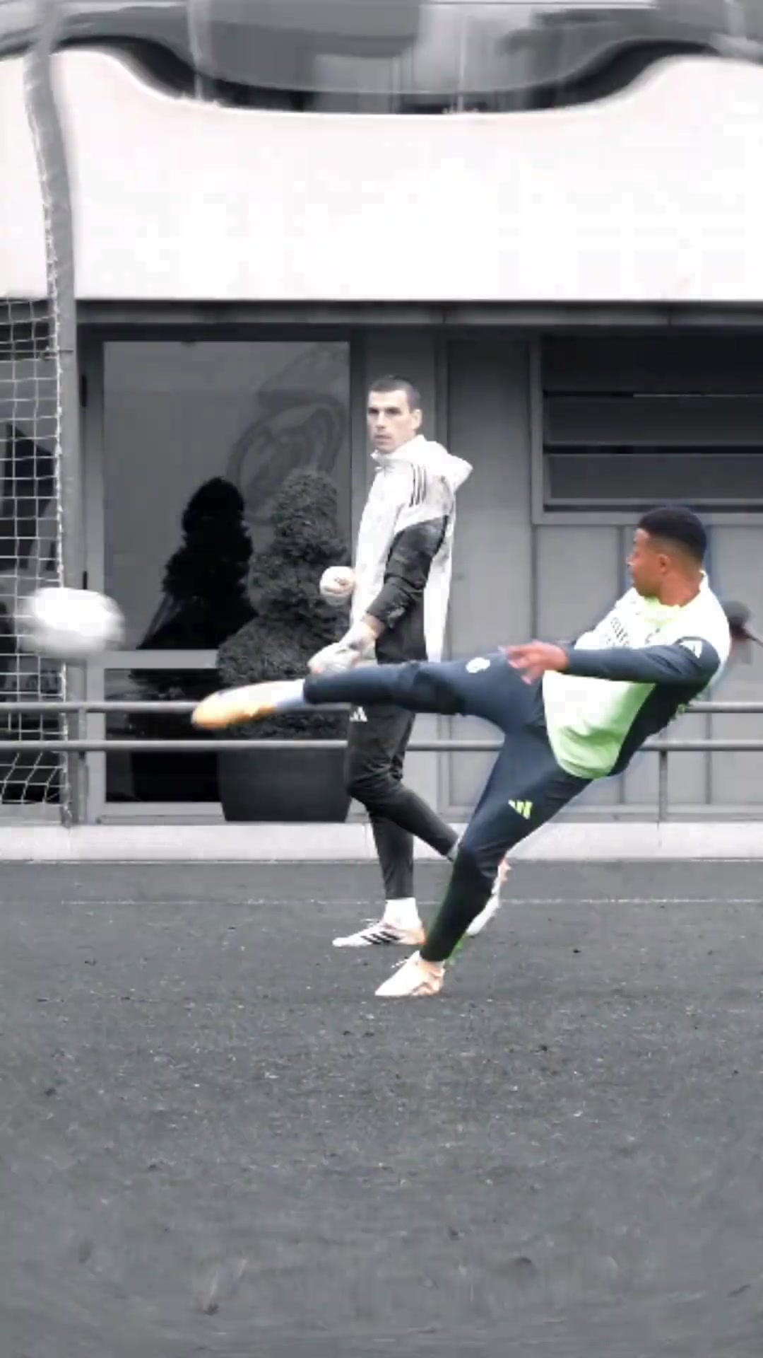 感受一下欧洲金靴的实力!姆巴佩训练中精彩凌空抽射