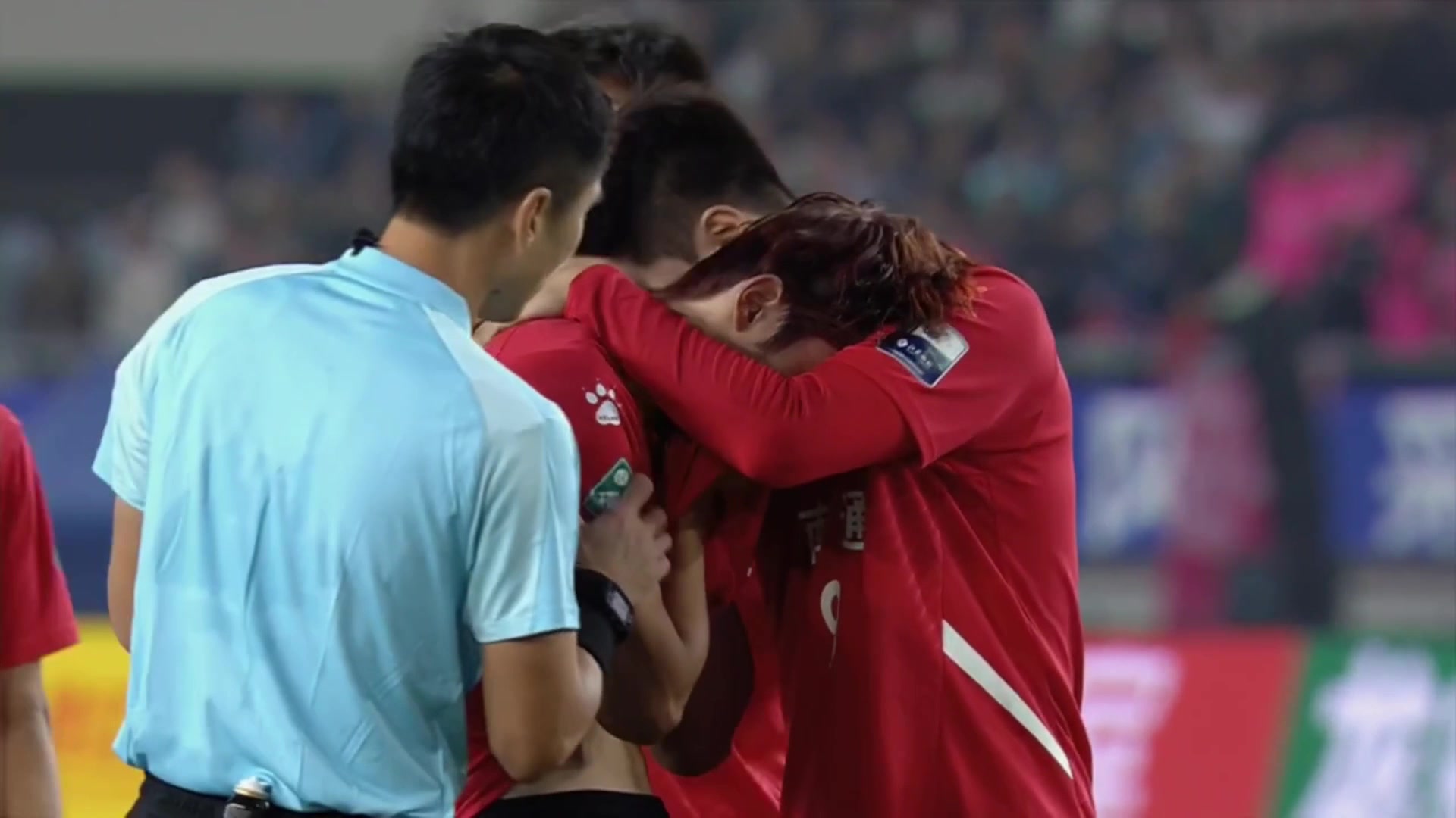 遗憾!南通队球员李贤成失点丢冠后痛哭,主裁马宁上前安慰