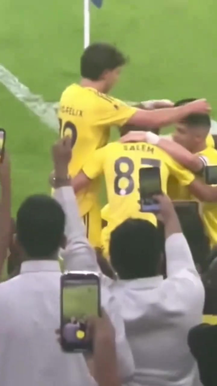 你小子可以啊！C罗庆祝绝杀时，菲利克斯为C罗戴上“王冠”