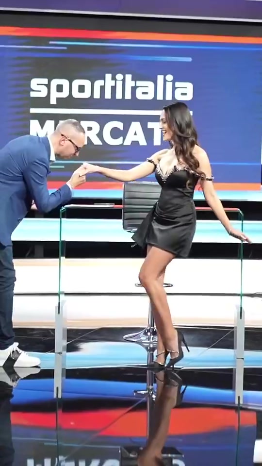 欧冠女主持这也太敢穿了吧~难怪总说国外女子性感大方