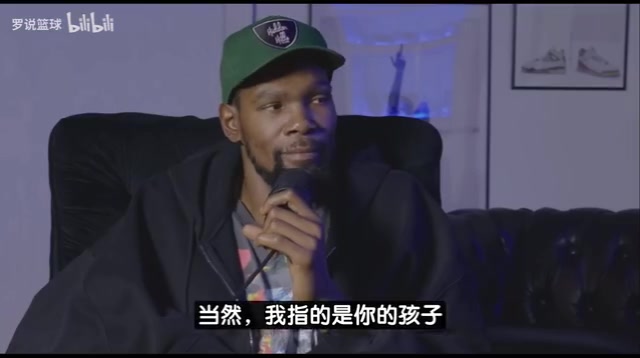 KD接受美女主持采访：我妈想抱孙子但不会催我，7岁侄子最爱布克