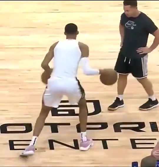 文班这双手控球的视频在外网火了！这是什么身体协调性啊