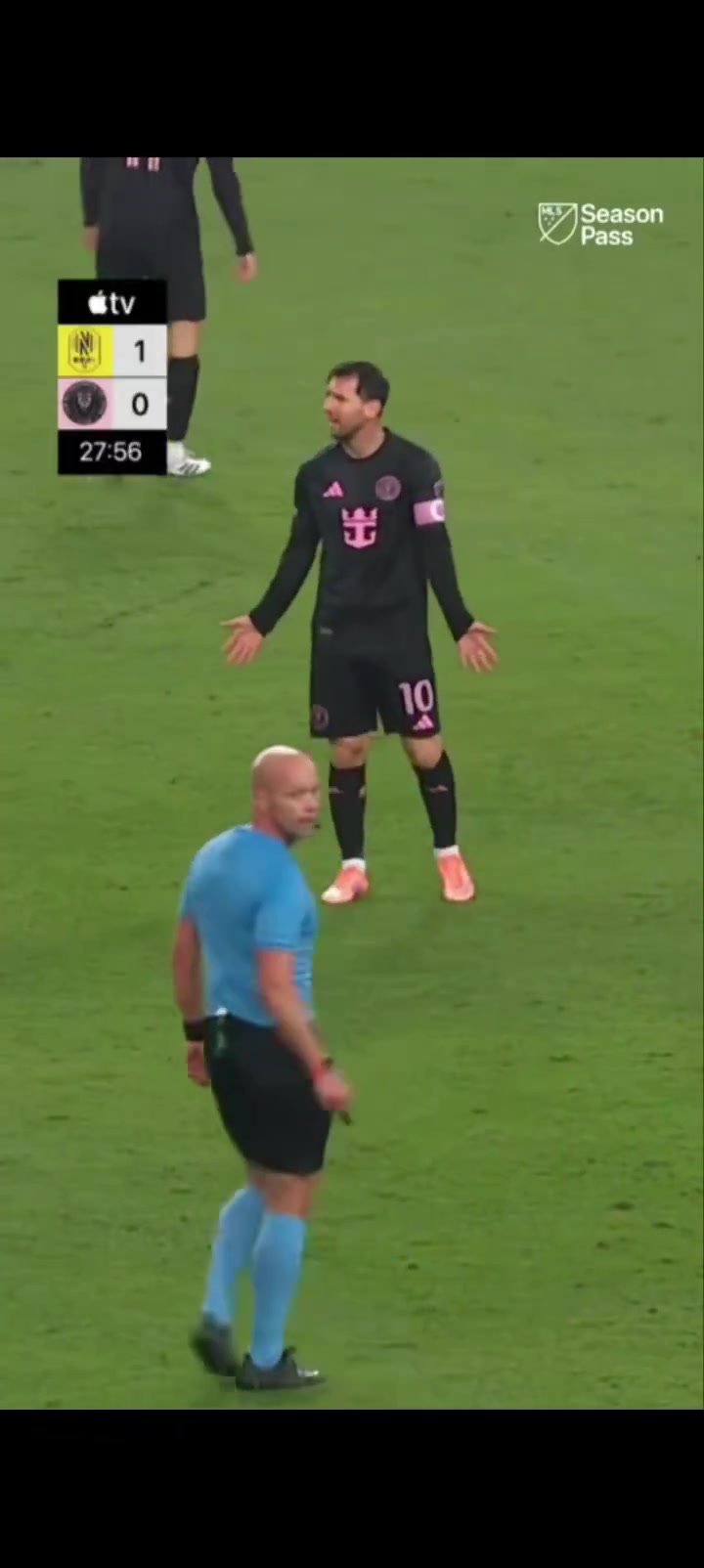 带不动！梅西对队友们的表现很生气