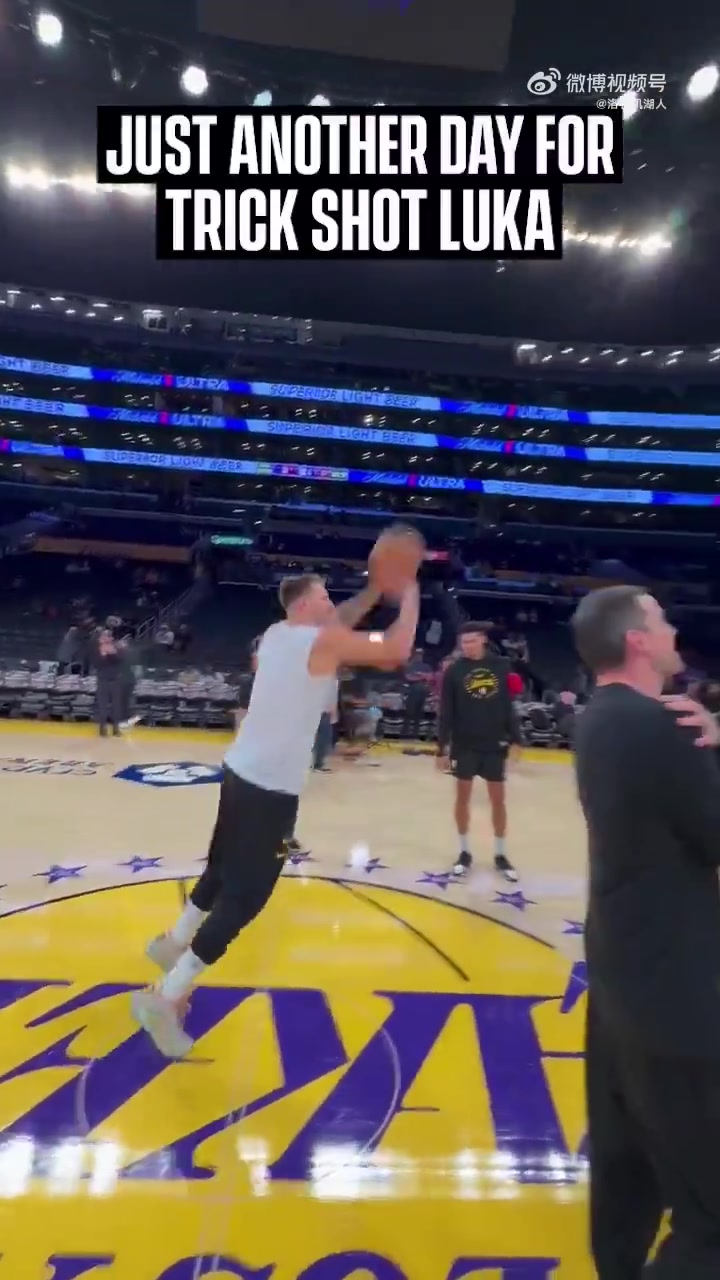 哪有军训教官的东契奇赛前飙中圈三分，助教们俯卧撑愿赌服输