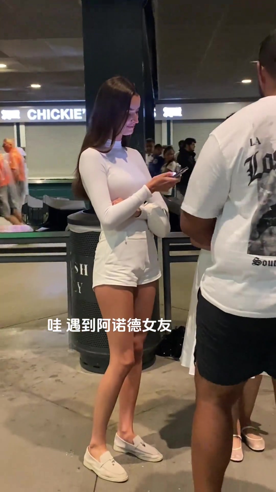 网友偶遇阿诺德女友，不得不说真人人美身材好