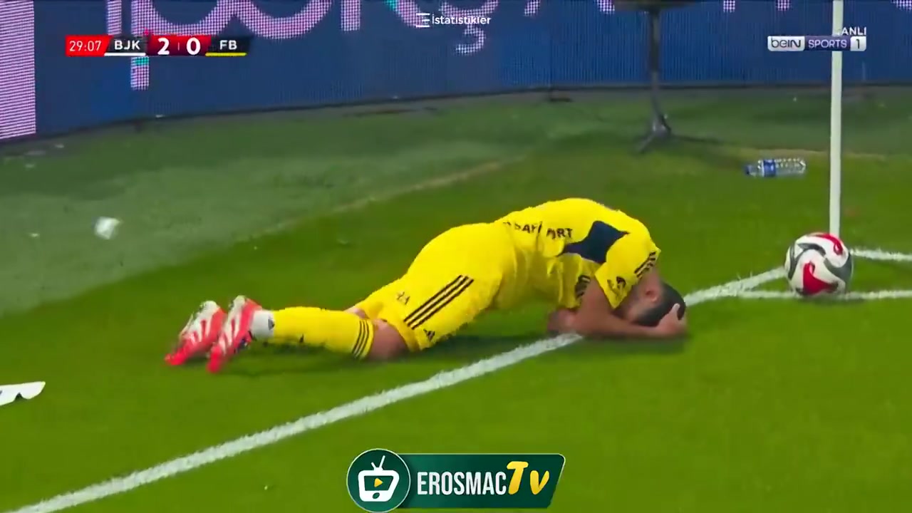 土耳其足球流氓！阿森西奥被球迷扔的水瓶砸到痛苦倒地