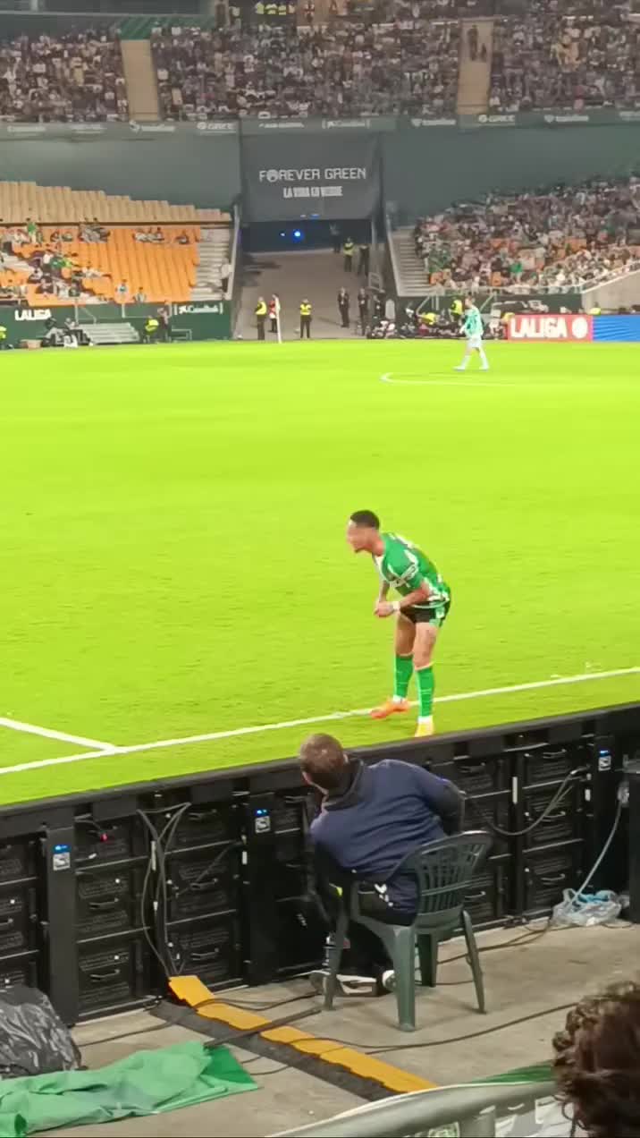 圆神发力！安东尼喝水时发现球队发起进攻，立马要球助攻队友破门