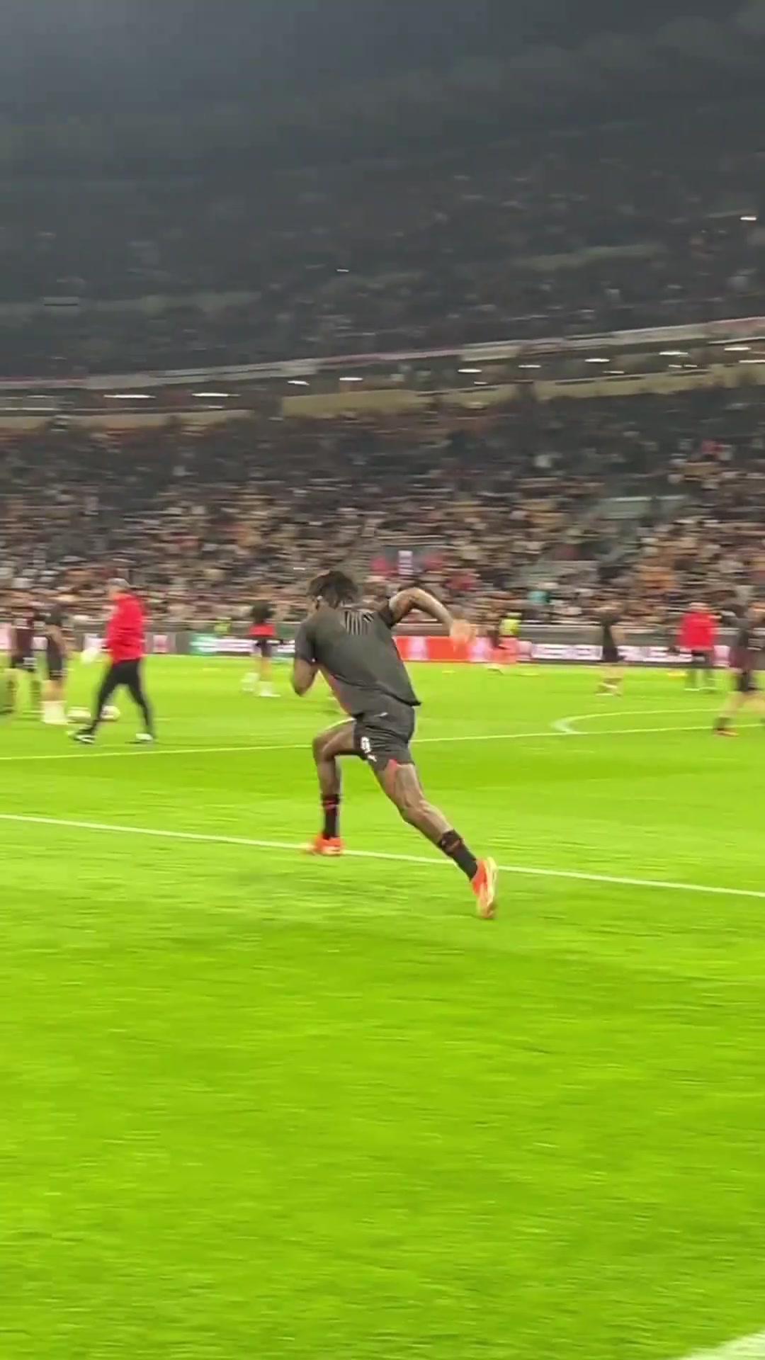 身体天赋太炸裂了！米兰：踢过球的都知道，他这爆发力有多逆天！