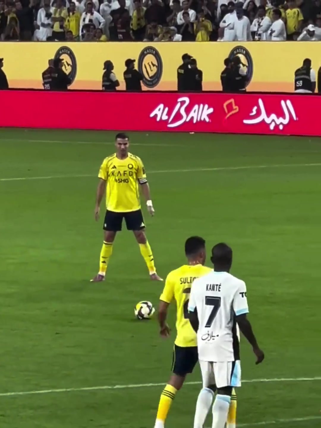 会怀念曾经无所不能的自己吗?C罗任意球主罚前默默给自己鼓劲