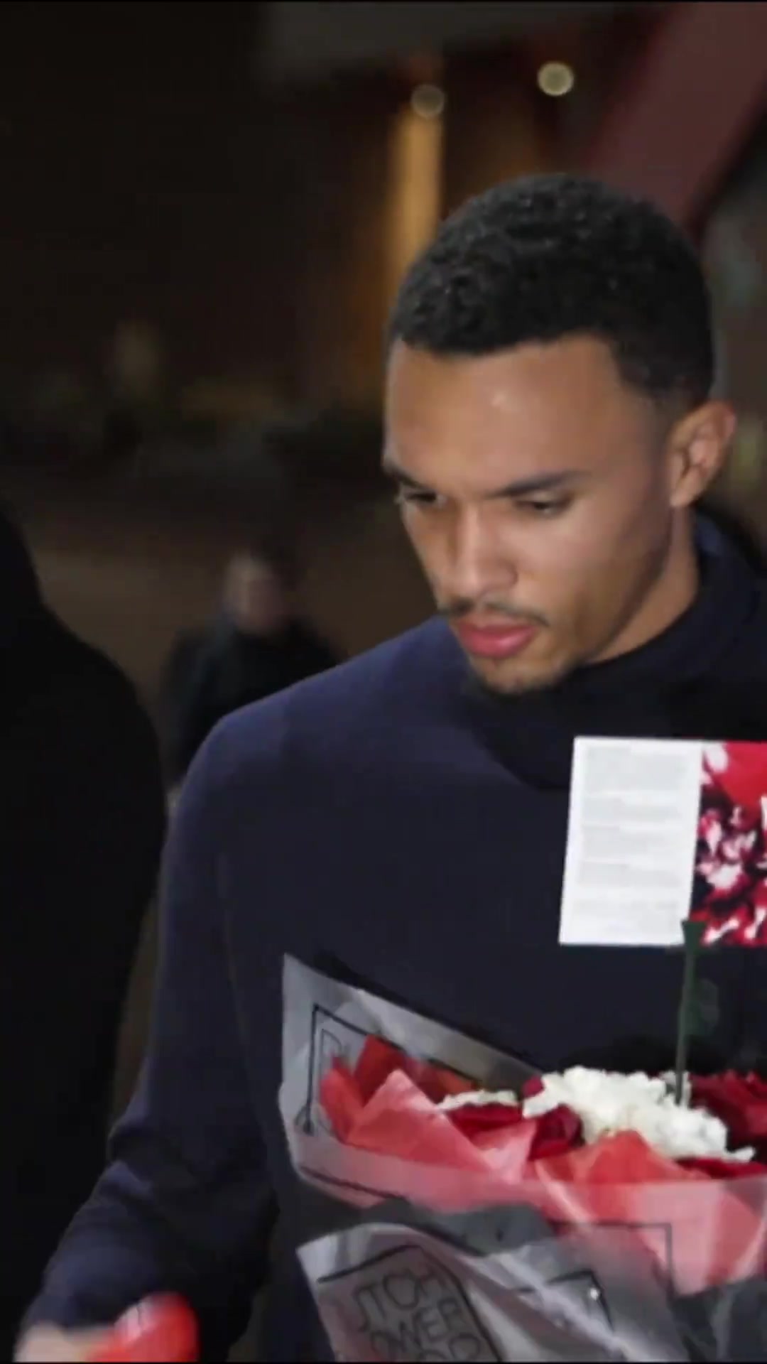 纪念若塔 游戏搭子阿诺德为好友献上手柄