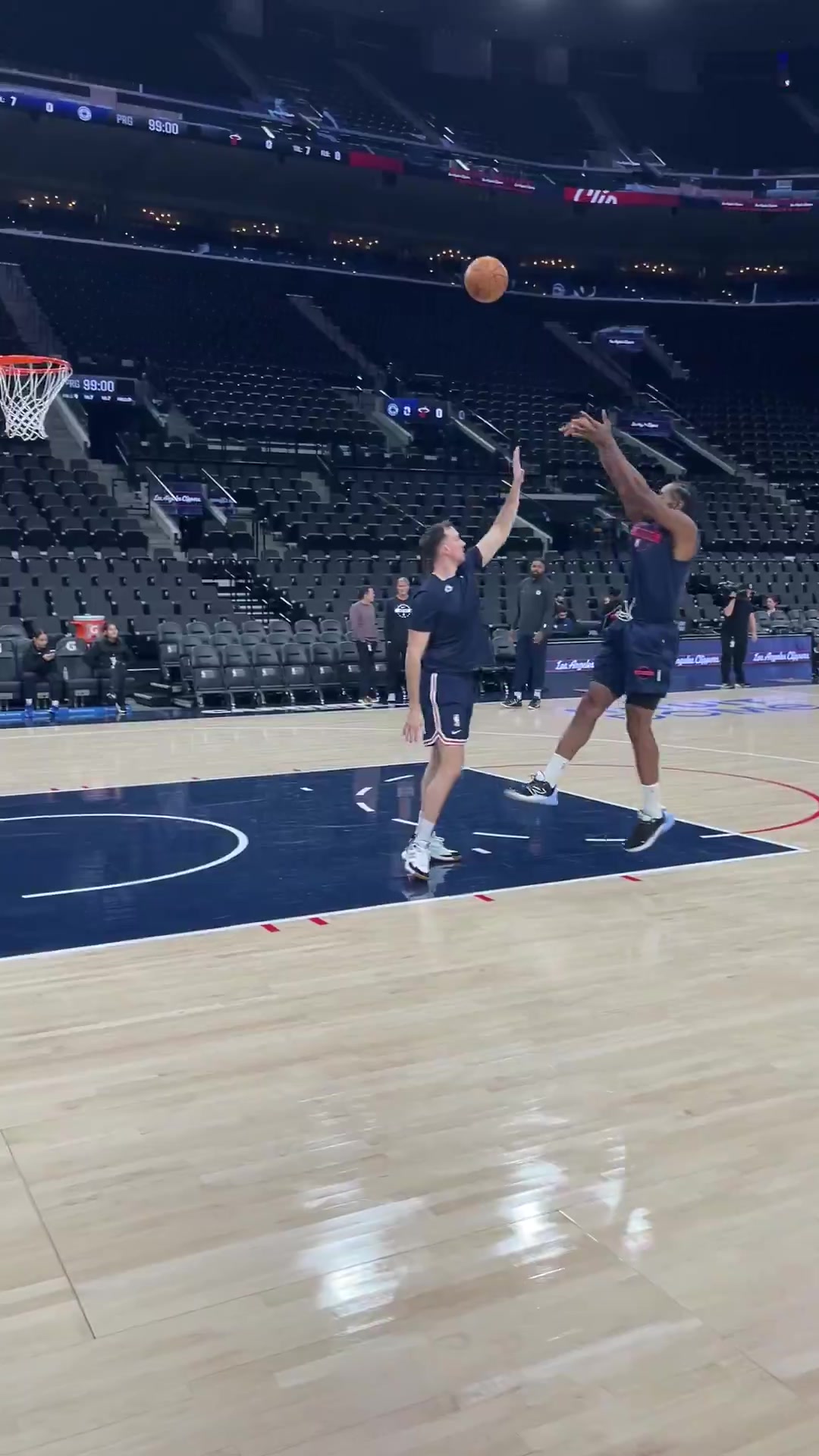 杀手锏莱昂纳德赛前热身练习中距离单打~