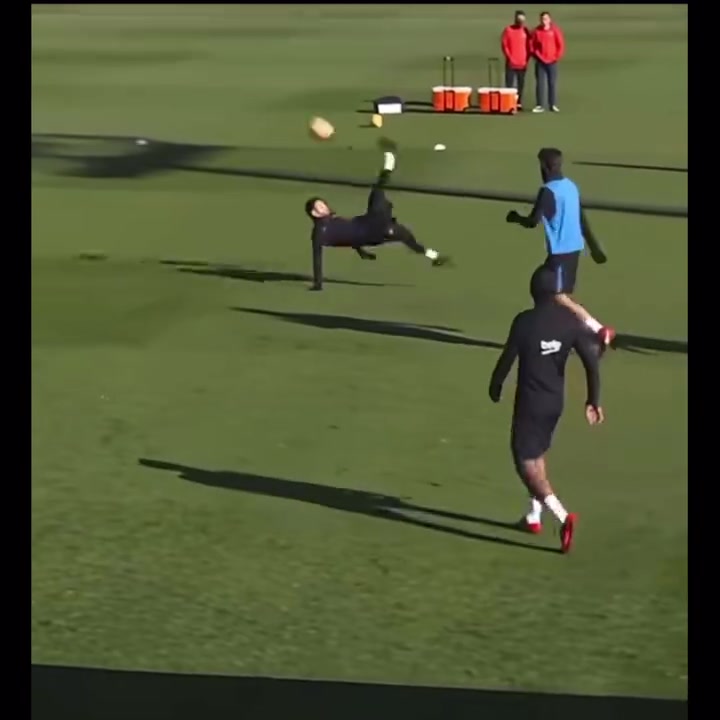 值得收藏回忆的视频!梅西训练时期的神奇操作合集!