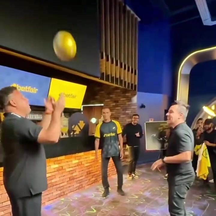 这孩子欺负我俩！当大罗和瓦刀一起玩花式足球！