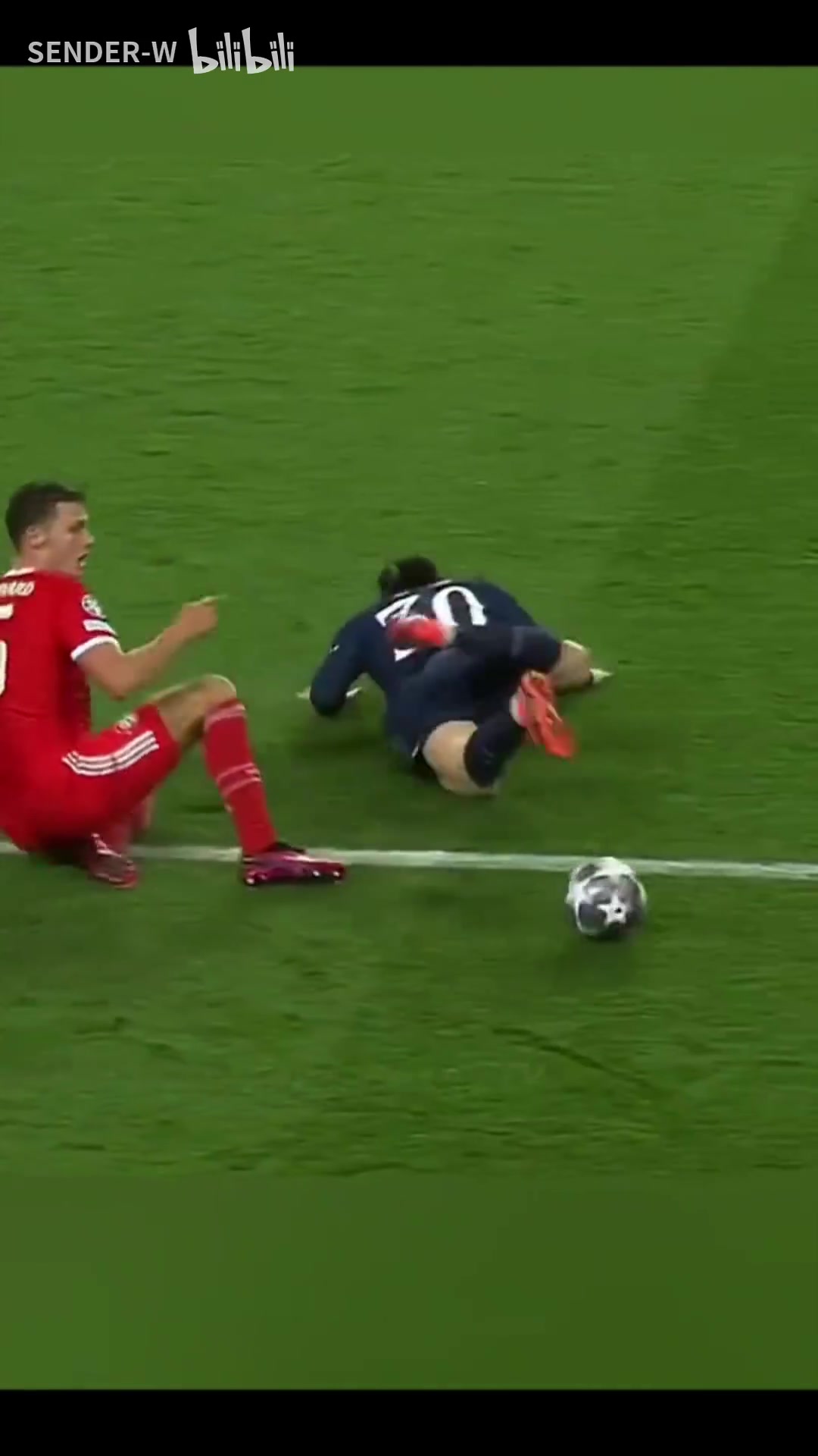 第一视角：拜仁时期帕瓦尔对梅西使用剪刀脚，这个动作确实很不好