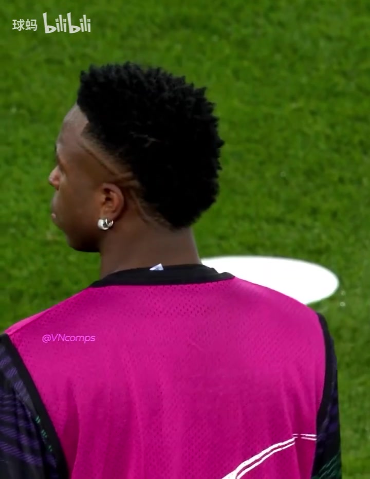 完虐！当年维尼修斯单挑利物浦后防线，这才是巴西超新星的实力！