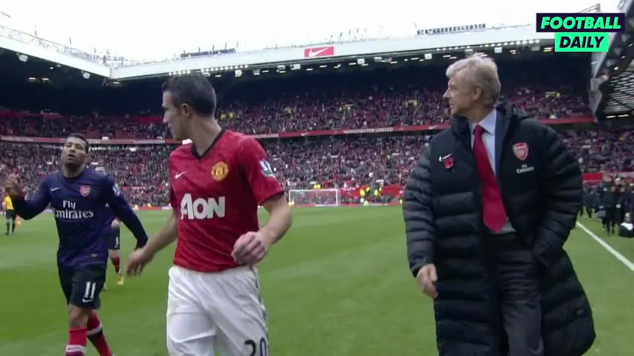 在范佩西加盟曼联后首次与阿森纳相遇时,后卫桑托斯与他交换