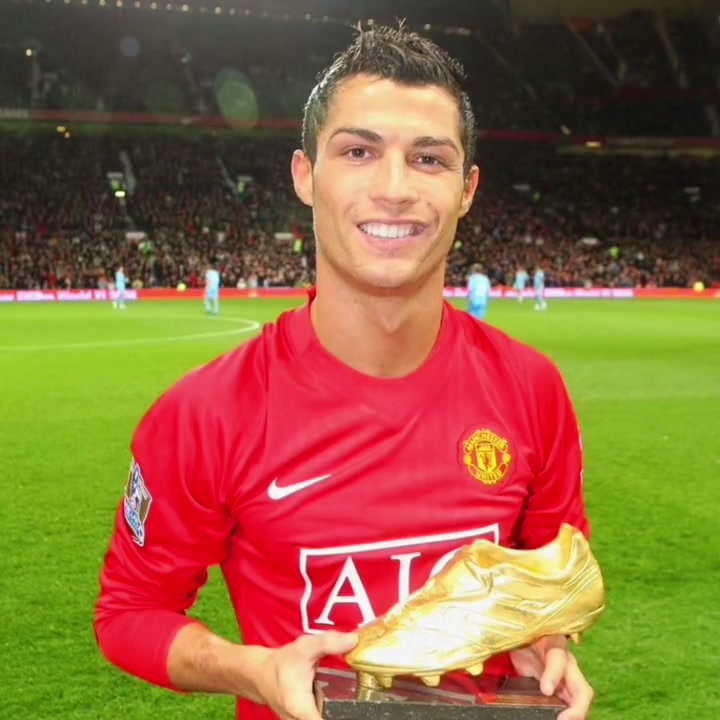 2008年,C罗在英超联赛中以31个进球夺得金靴奖