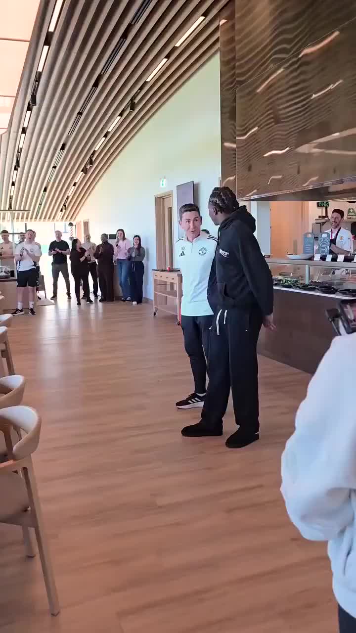 曼联此前在卡灵顿给多尔古庆生，多尔古称这是自己第二个家