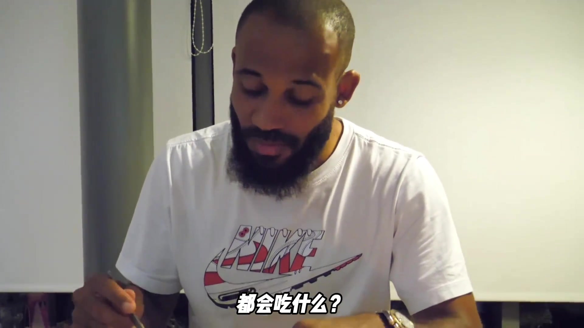 也是会弹琴的男人!来看看姆贝莫训练完后回家晚餐都会吃什么