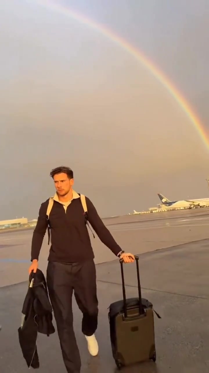 今晚好运加持？拜仁抵达巴黎时遇见落日彩虹