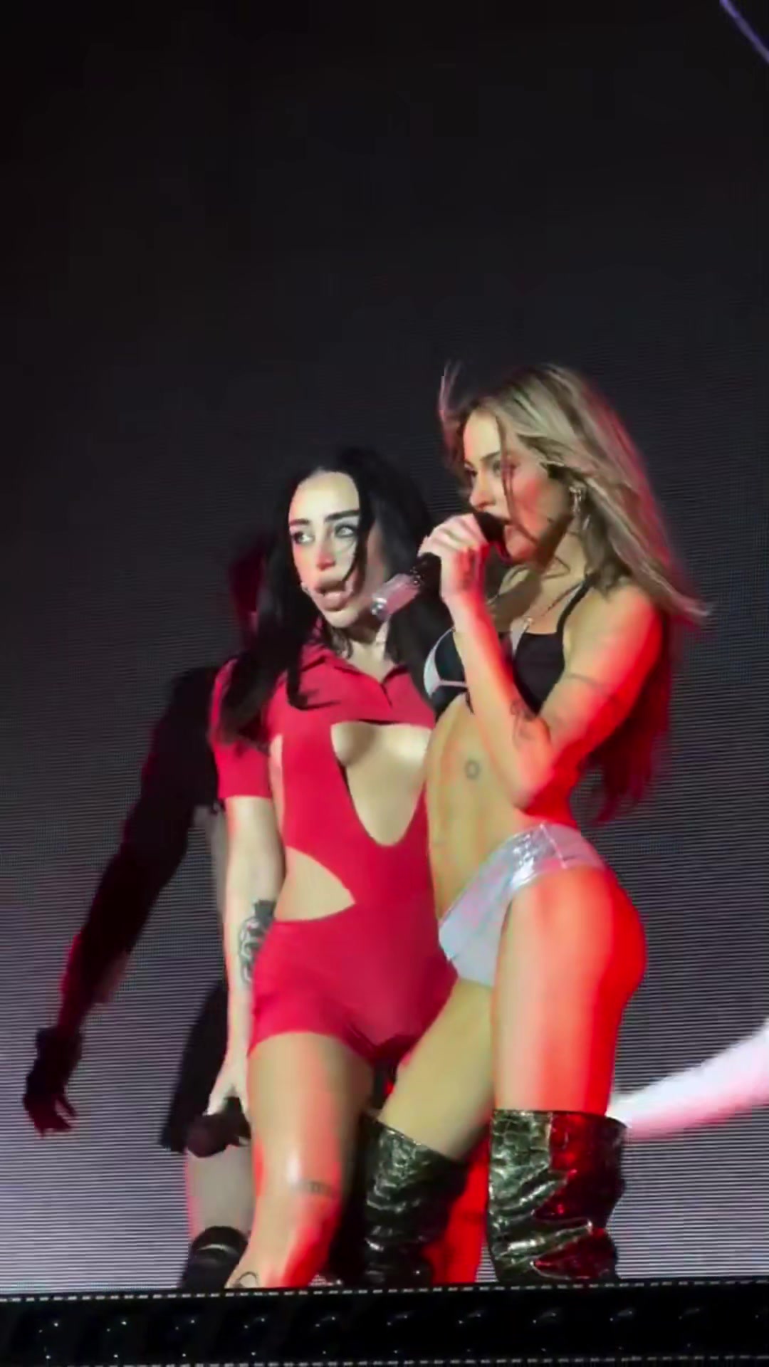 火辣亚马尔前女友Nicki重回舞台，客串德保罗女友演唱会