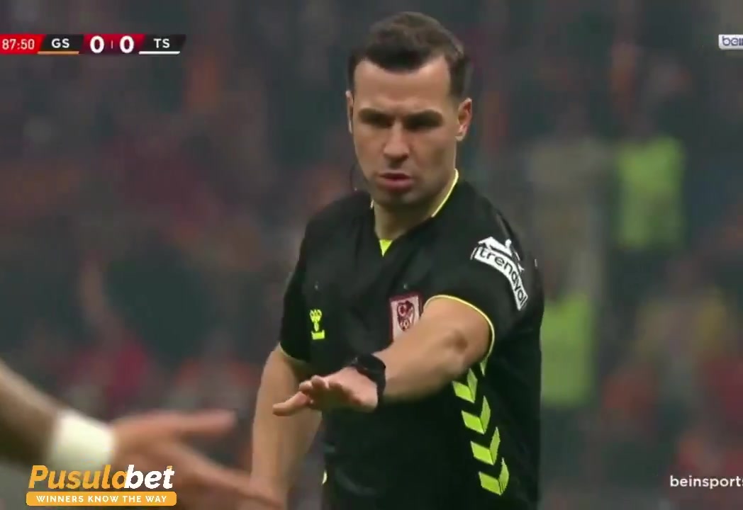 啊？裁判本来给加拉塔萨雷点球，然后立即将其改为球门球……