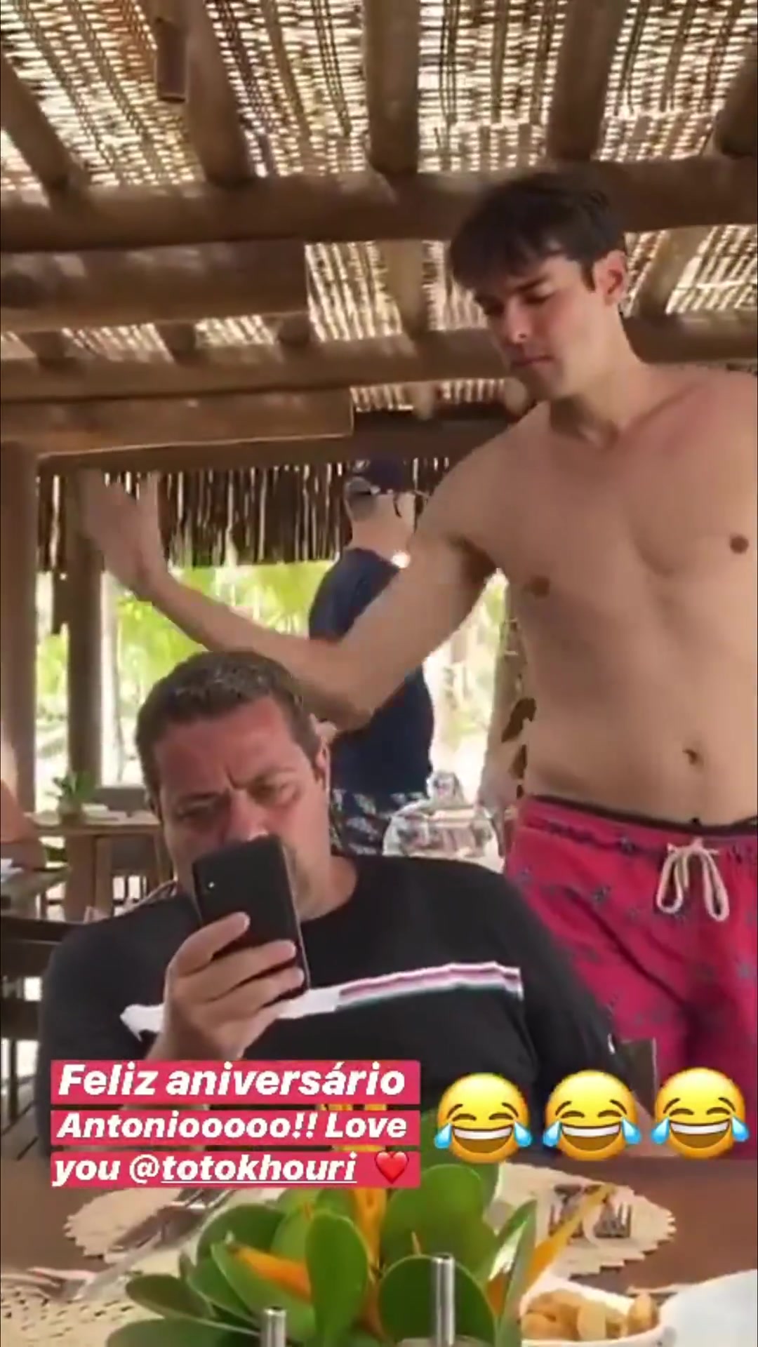 这熟悉的弯腰捡手机!名场面:卡卡是怎么祝好朋友生日快乐的