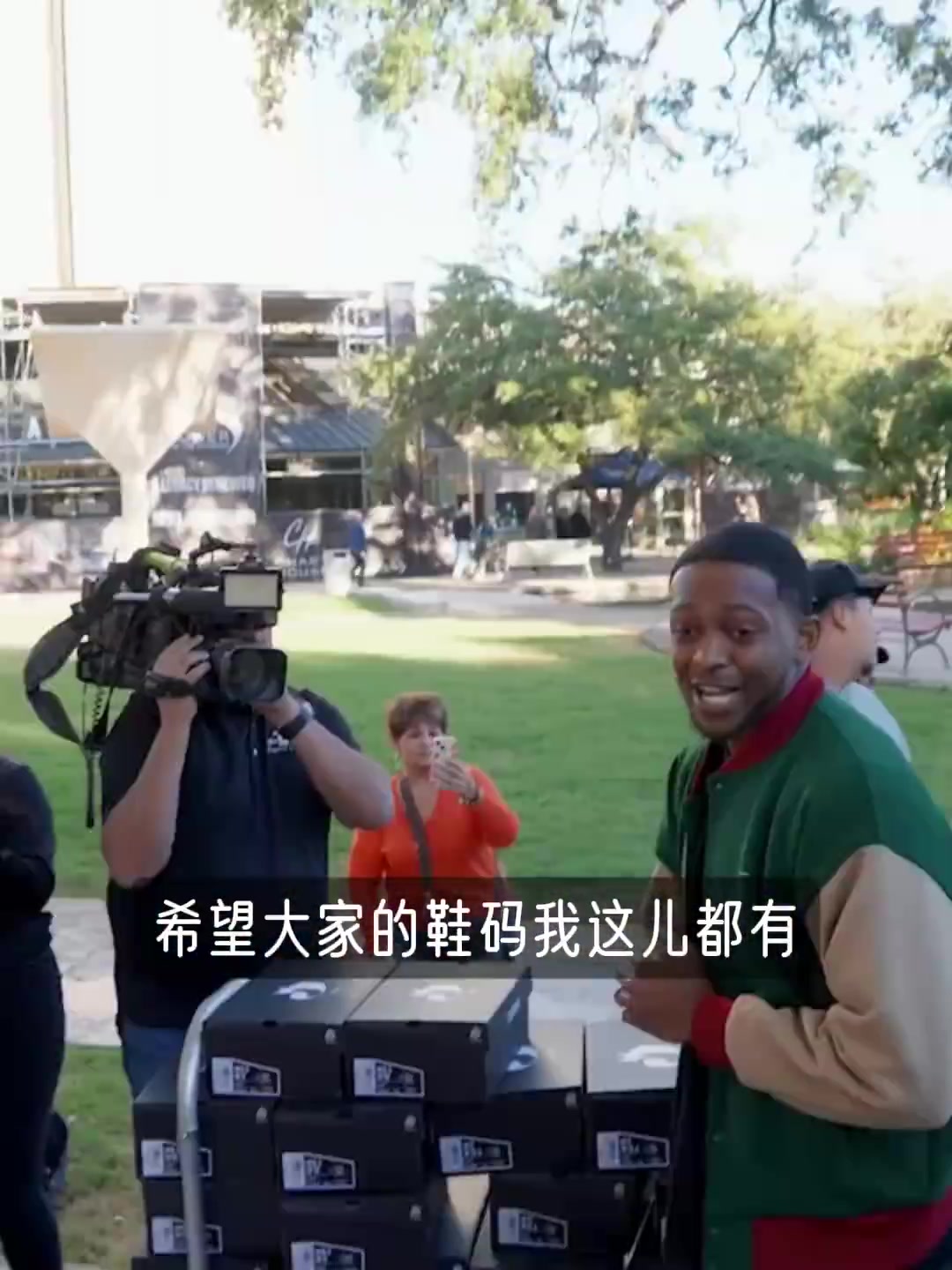 马刺高居西部第二且他还没打!福克斯突袭圣城球场送球鞋