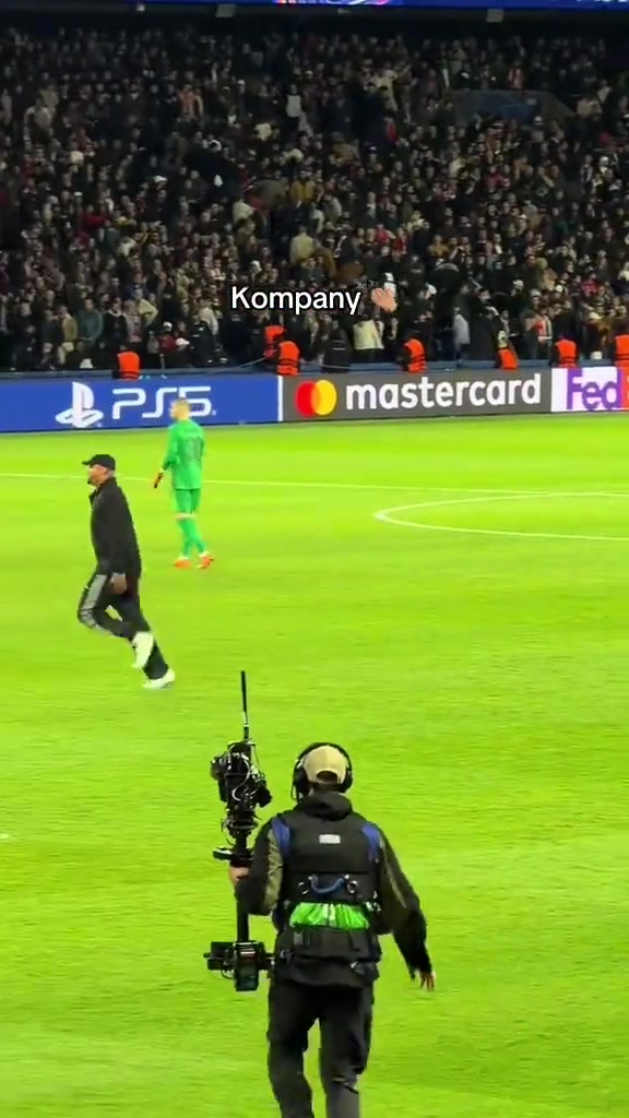 赛后以为哪个球迷冲场了,原来是孔帕尼,现在拜仁整个团队太