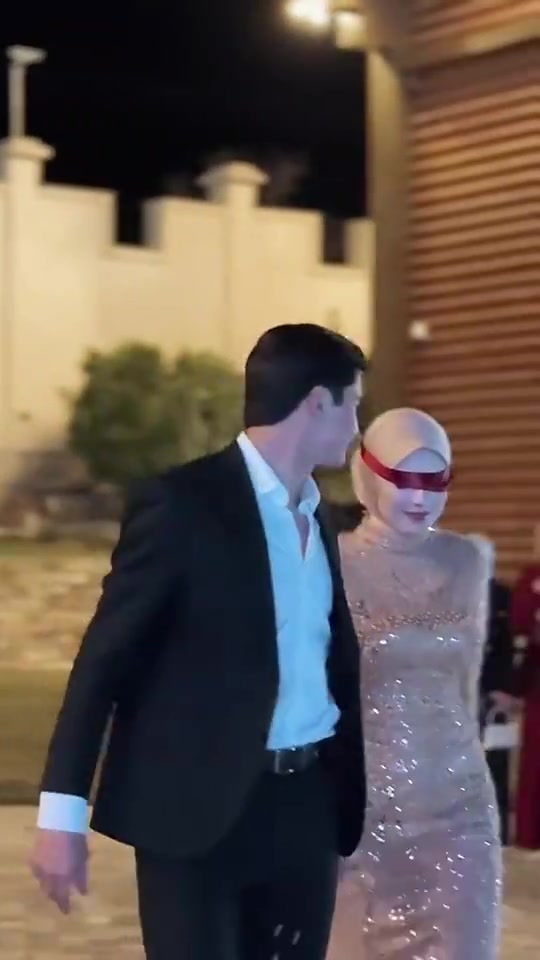 胡桑诺夫老婆此前结婚时还红带蒙眼？这是一点都不让人看到