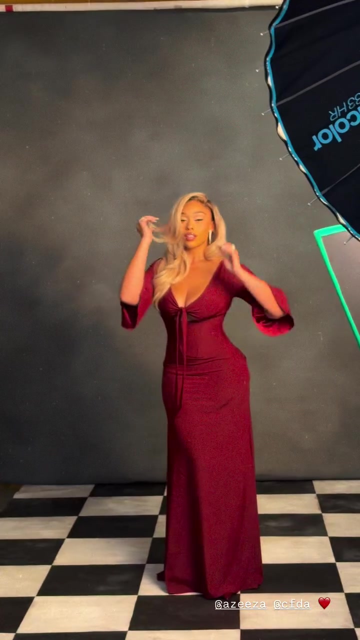 唐斯女友拍杂志封面写真，这身材好丰满啊！