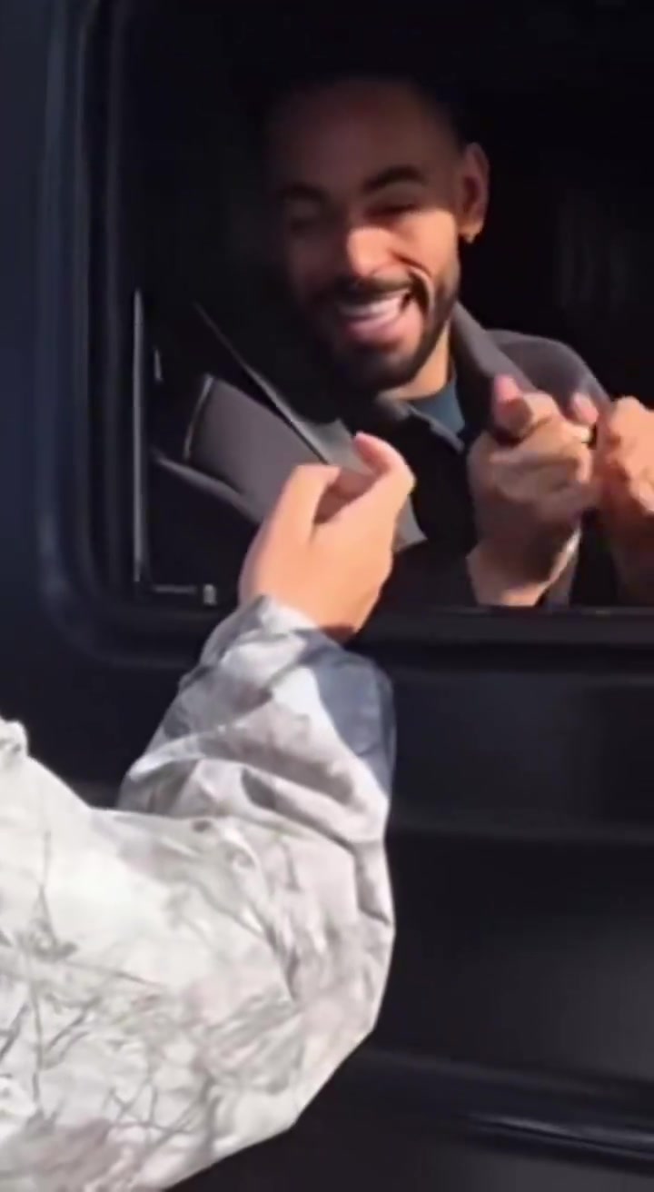 很多蹲签名的曼联球迷都表示：库尼亚为人特别好，愿意开玩笑