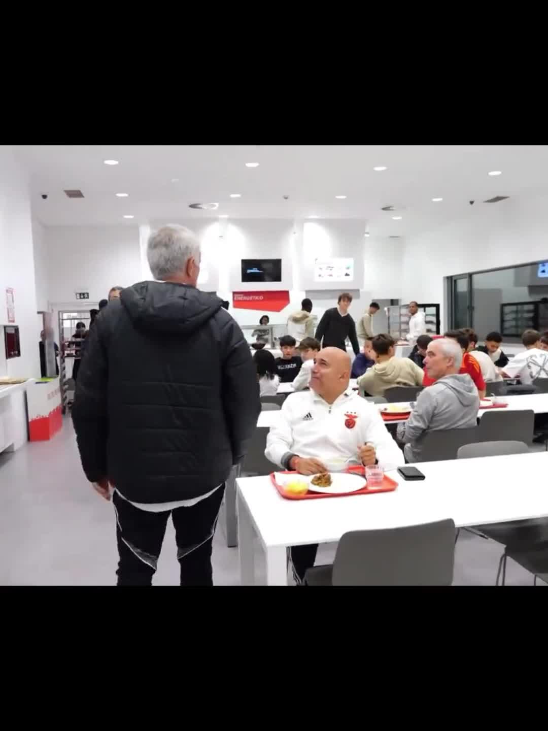 没架子！穆里尼奥与本菲卡青训小球员一起吃饭