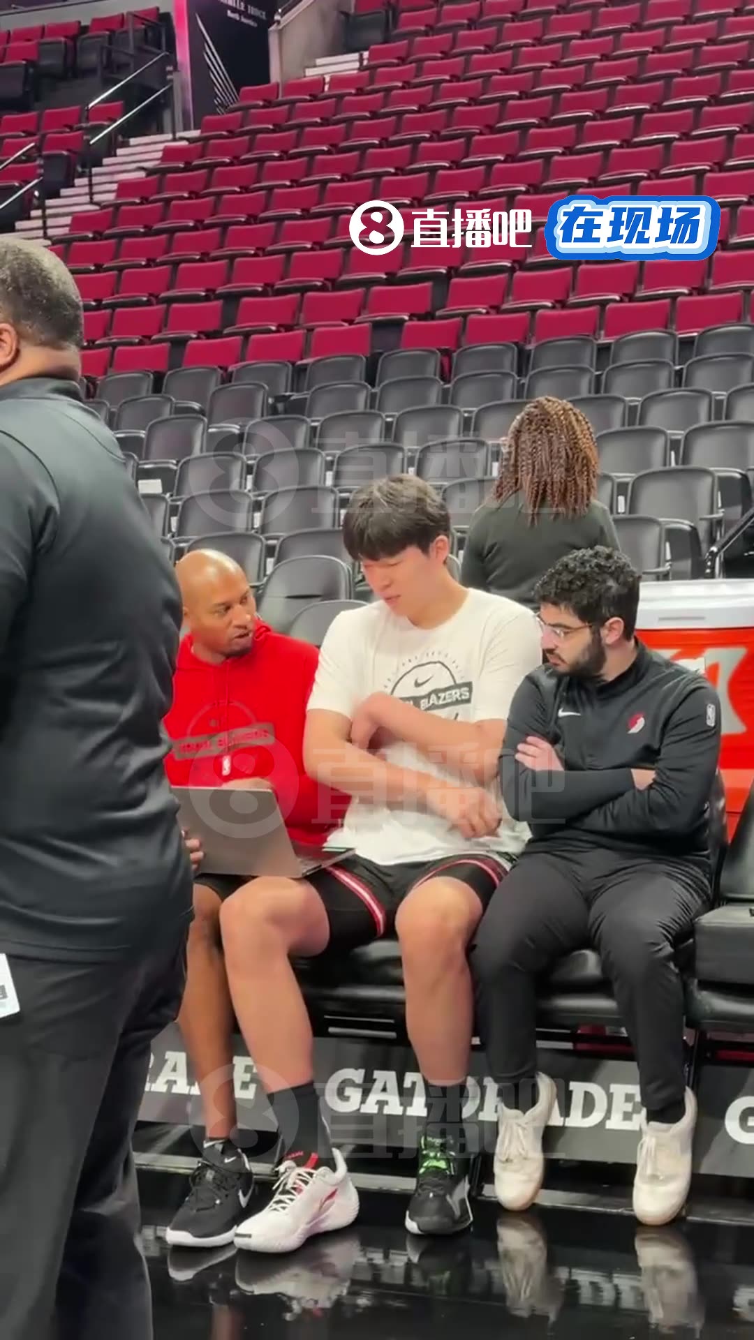 英语进步很快!杨瀚森赛前与助教无障碍沟通,无需翻译陪同