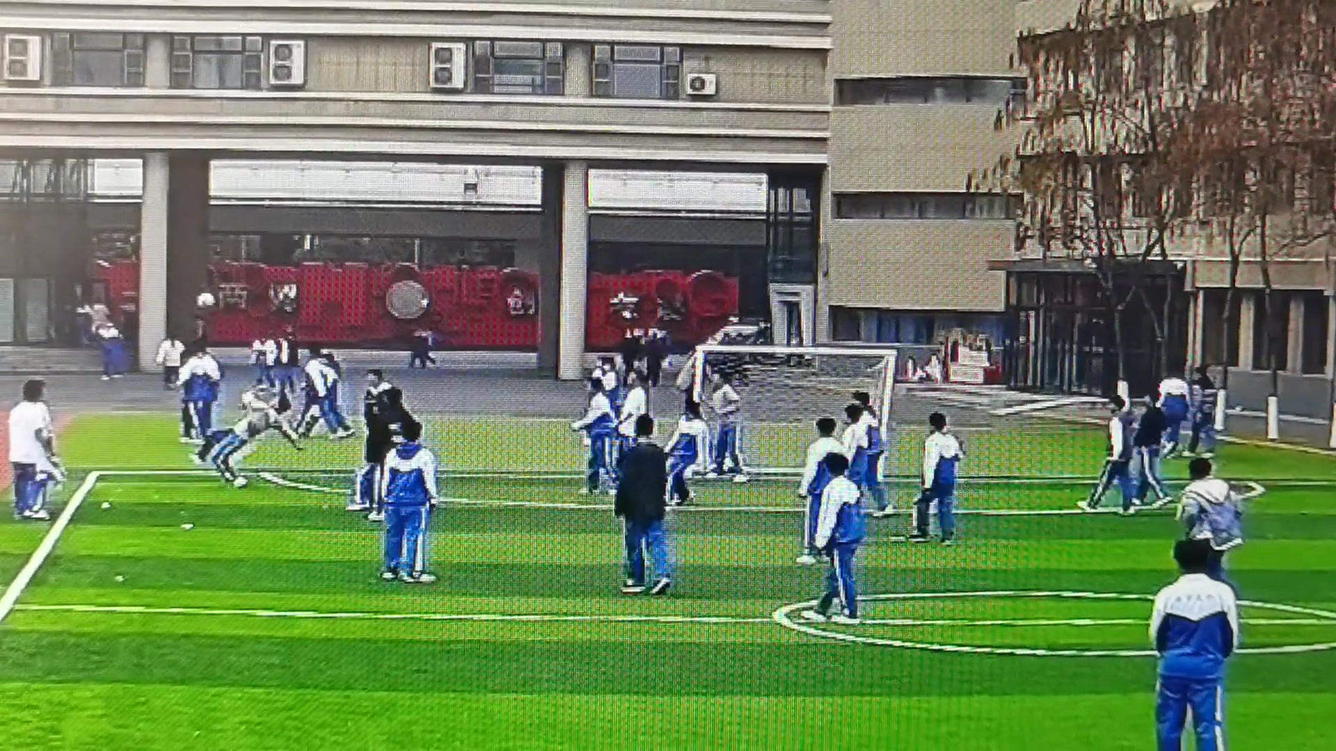 能吹一辈子!小伙子这一脚倒钩,成了全校男生心中的神