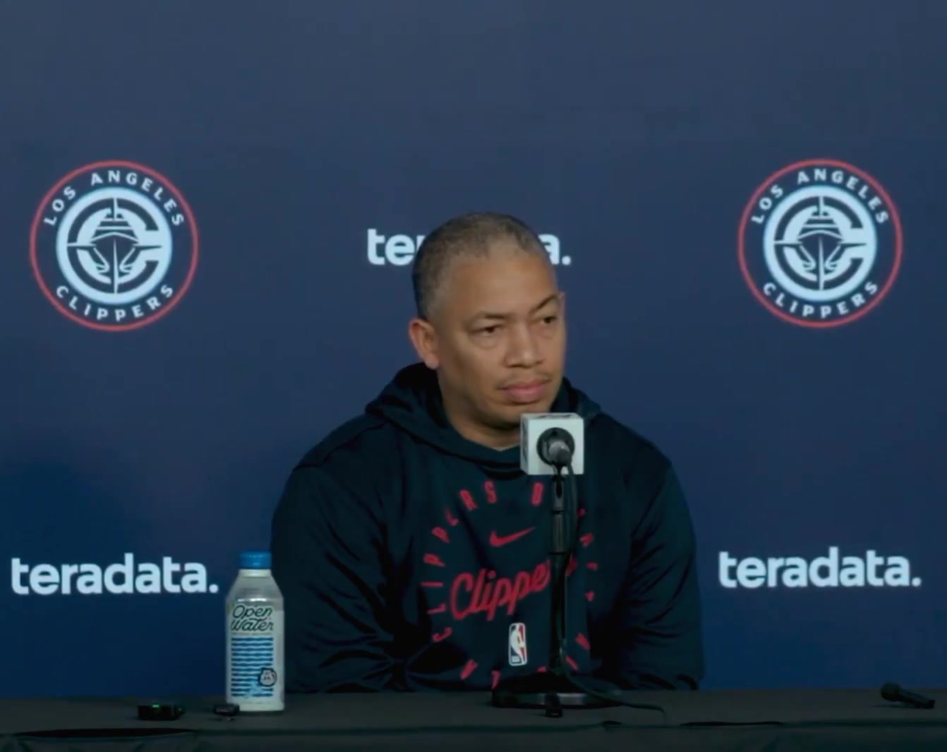 还在试验阵容？泰伦·卢回应记者提问：比尔是我们的首发球员