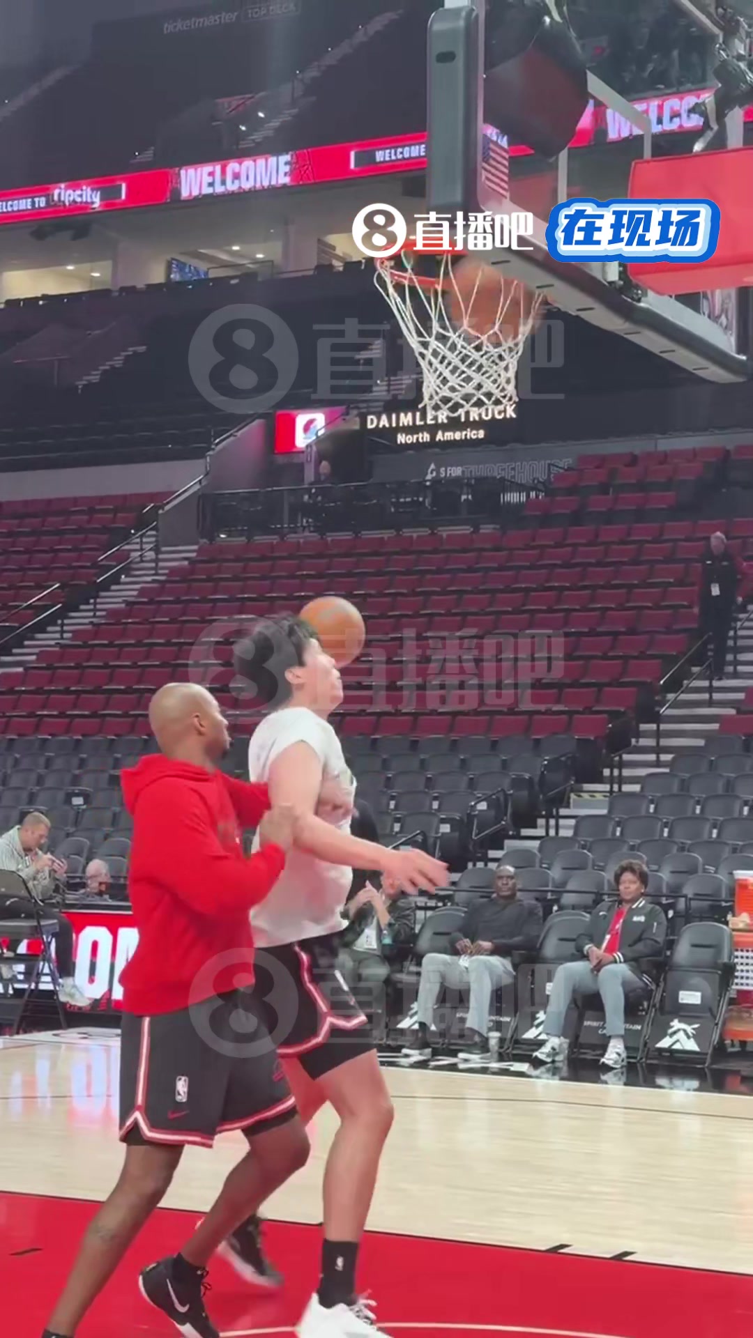 今天迎战联盟第一的雷霆！杨瀚森赛前和助教练习篮下卡位，以及抢板终结得分