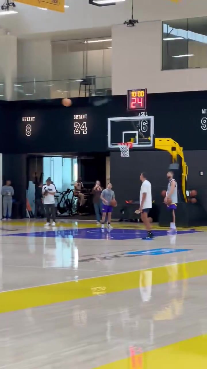 又玩新花样?东契奇多次尝试将球踢进篮筐,可惜差的有点多!