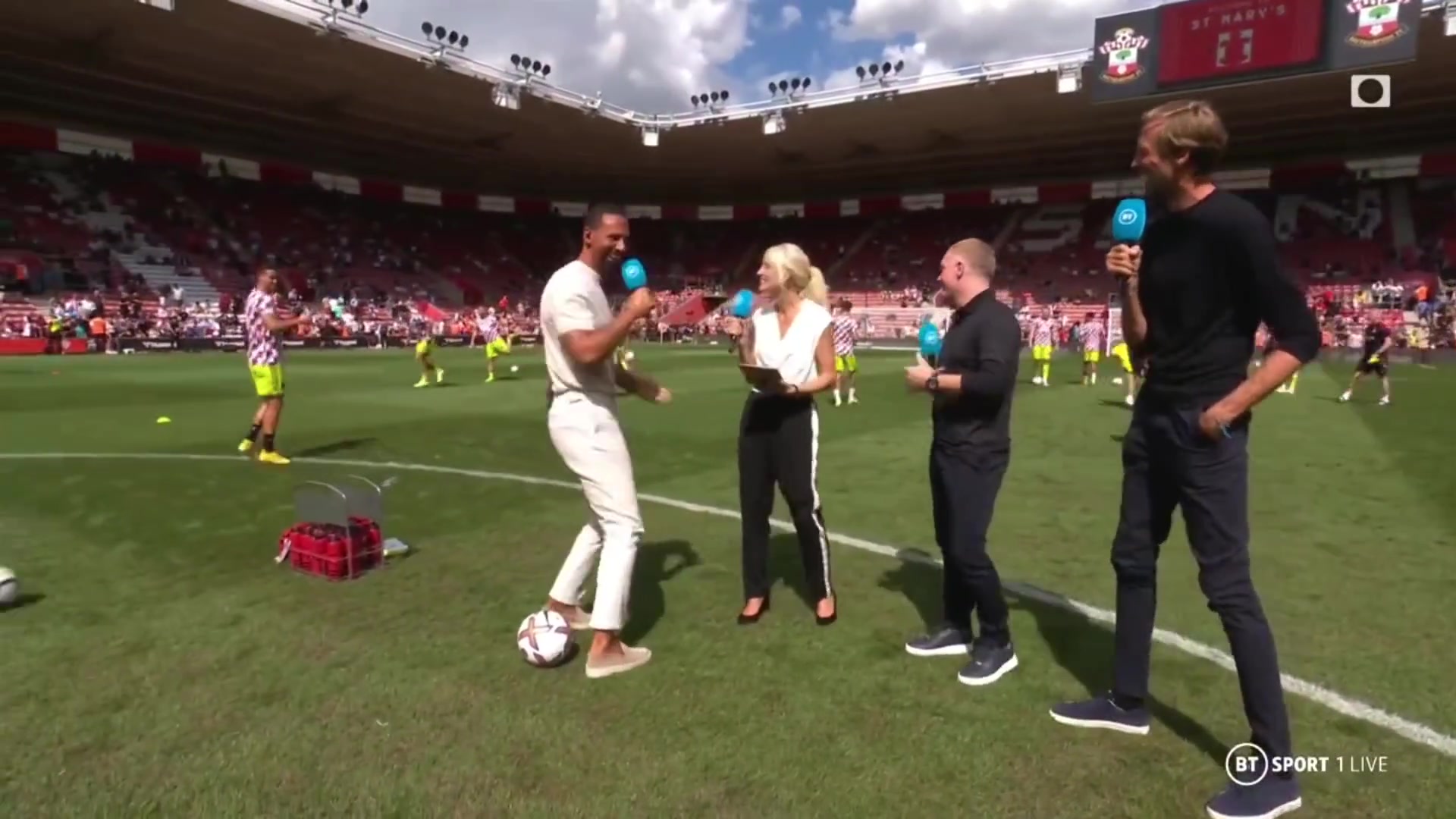 不愧是黄金射术！名场面：C罗赛前热身用水滋旁边的费迪南德！