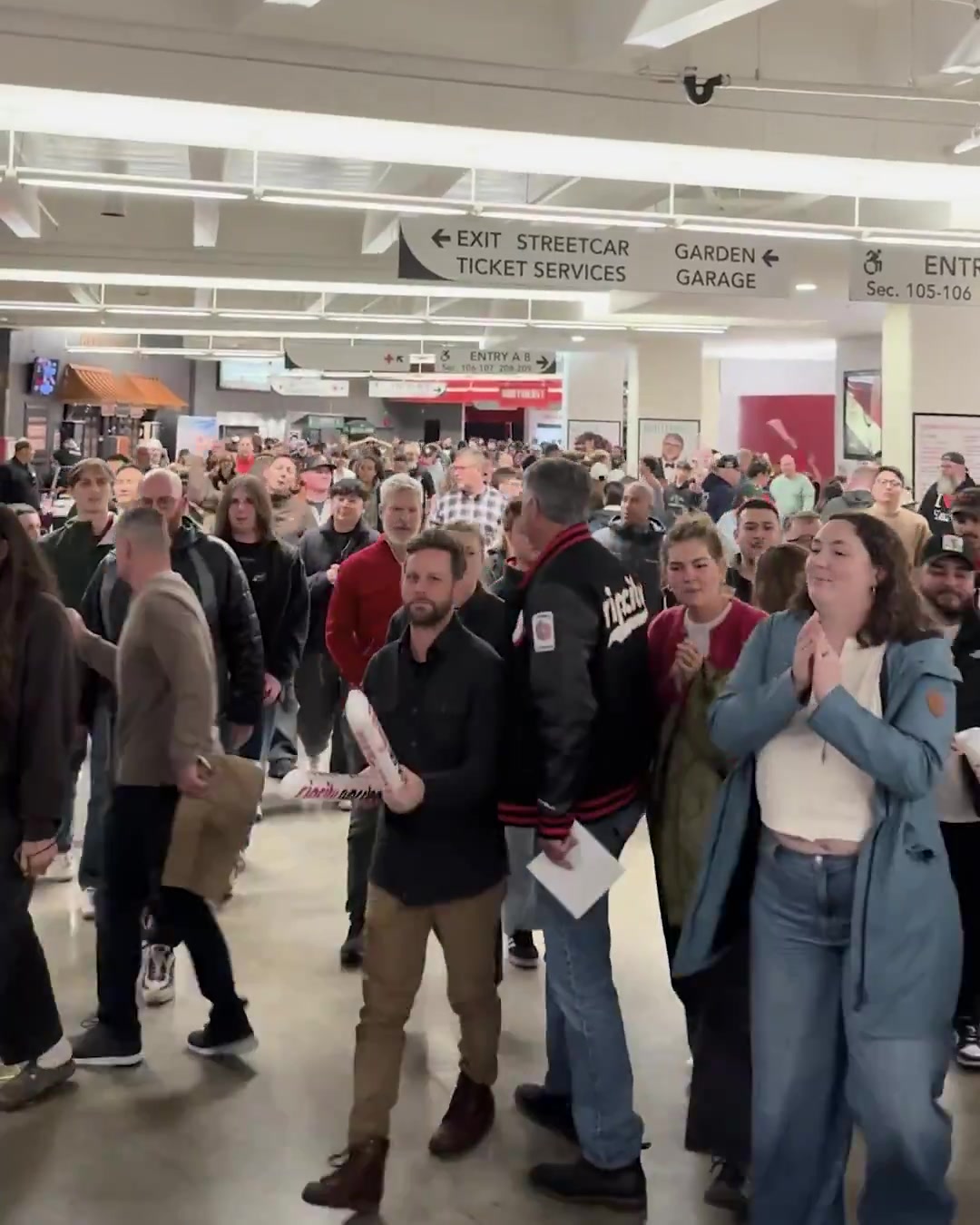 开拓者赢了联盟第一的雷霆!主场球迷赛后开心得不得了